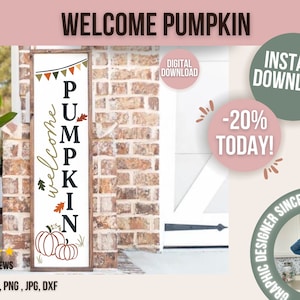 Può includere: Un cartello verticale in legno con il testo WELCOME PUMPKIN in lettere nere. Il design include una fila di bandierine colorate in alto, piccole foglie autunnali e due zucche con contorno arancione in basso su uno sfondo bianco.