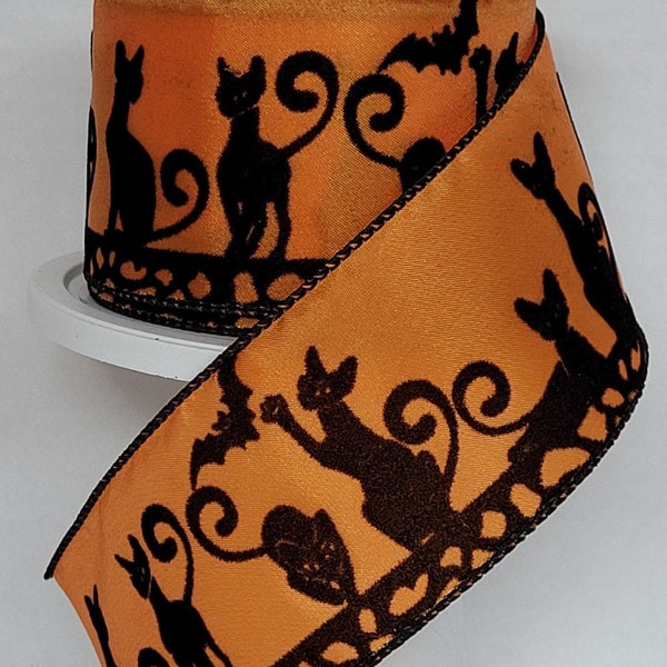 Ruban filaire orange de 2 1/2 pouces avec des chats noirs dans plusieurs poses avec une chauve-souris le tout dans un matériau floqué noir parfait pour Halloween