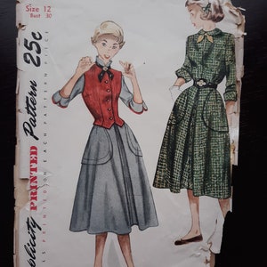 Puede incluir: Patrón Simplicity vintage 3345, con ilustraciones de dos conjuntos femeninos. Uno incluye un chaleco rojo, una falda gris y bailarinas negras. El otro es un vestido a cuadros verdes con cinturón. Talla 12, contorno de pecho 76 cm.