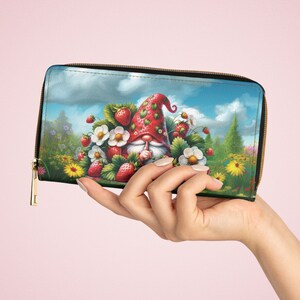 Cartera con cremallera Gnome, cartera de mujer floral de fresa, arte mítico, hermoso cuero vegano, bolso con cremallera alrededor, cartera grande, regalo para ella