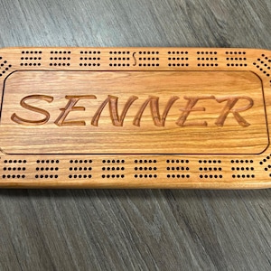 Gepersonaliseerde cribbagebord, familienaam ingestort, houten cribbage, bruiloft, jubileumcadeau, opberger met pinnen