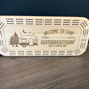 Tablero de cribbage para acampar de Quitcherbitchin con espacio para guardar las clavijas