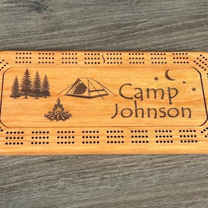 Tabuleiro de Cribbage - Camping - tabuleiro de cribbage personalizado com armazenamento de pinos