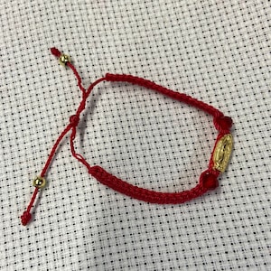 pulsera roja medalla de guadalupe bebe, infant red bracelet proteccion contra mal de ojo evil eye protection san benito charm ajustable baby