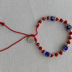 Pulsera roja ajustable con ojo turco y medalla de san Benito, adjustable red evil eye bracelet and San Benito charm
