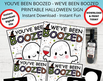Könnte beinhalten: Druckbarer Halloween-Schilder mit einem Geist, der ein Glas Wein hält, mit dem Text "You've Been Boozed - We've Been Boozed". Das Schild ist schwarzweiß mit grünen und orangefarbenen Akzenten. Das Schild ist perfekt für eine Halloween-Party oder um Ihr Zuhause für die Feiertage zu dekorieren.