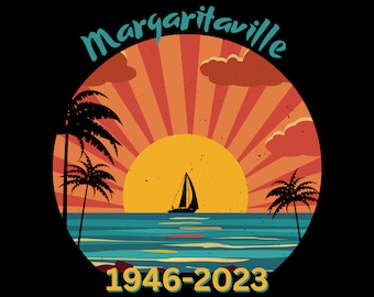Op de afbeelding: Een retro-stijl illustratie van een zonsondergang boven de oceaan met palmbomen en een zeilboot. De tekst "Margaritaville 1946-2023" staat onderaan de afbeelding.