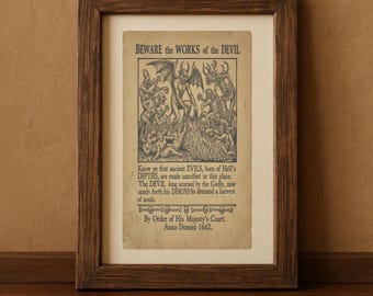Könnte beinhalten: Gerahmter Vintage-Druck mit dem Text "BEWARE the WORKS of the DEVIL". Der Druck zeigt eine detaillierte Illustration von Dämonen und Figuren mit Text darunter. Der Rahmen ist dunkelbraun und der Druck ist vor einem cremefarbenen Hintergrund.