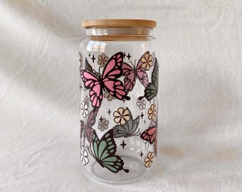 Butterfly Daisy Glass Cup 16oz with Metal Straw Bamboo Lid | Cute Aesthetic Iced Coffee Cup | Pink Green Spring Vibe | Retro | Cute Gift
