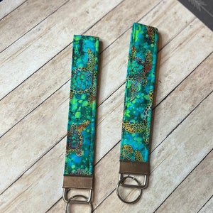 Green turtle wristlet