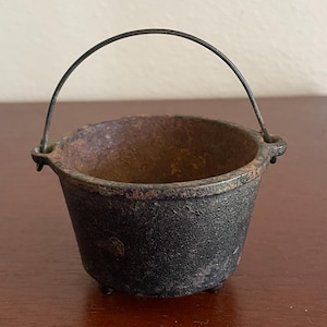 Antiker dreifüßiger Mini-Gusseisenkessel - markiert mit Englischer Kettle