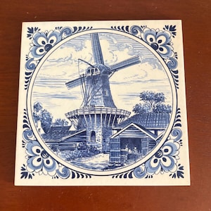 Può includere: Un set di tre tazze in ceramica con finitura opaca e macchiettata. Le tazze sono nei toni del crema, grigio chiaro e grigio scuro. Ogni tazza ha un design semplice e un manico arrotondato.