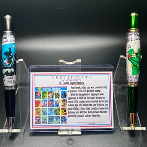Heroes of DC - Batman e Green Arrow Twist Pens - Timbro fuso in resina epossidica. Fornito con certificato.