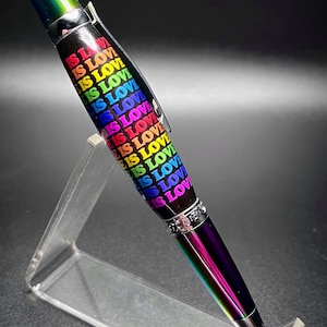 Penna a spirale Love is Love fatta a mano