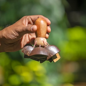 Sonajero de coco hecho a mano de Sarveda para músicos, percusionistas y niños
