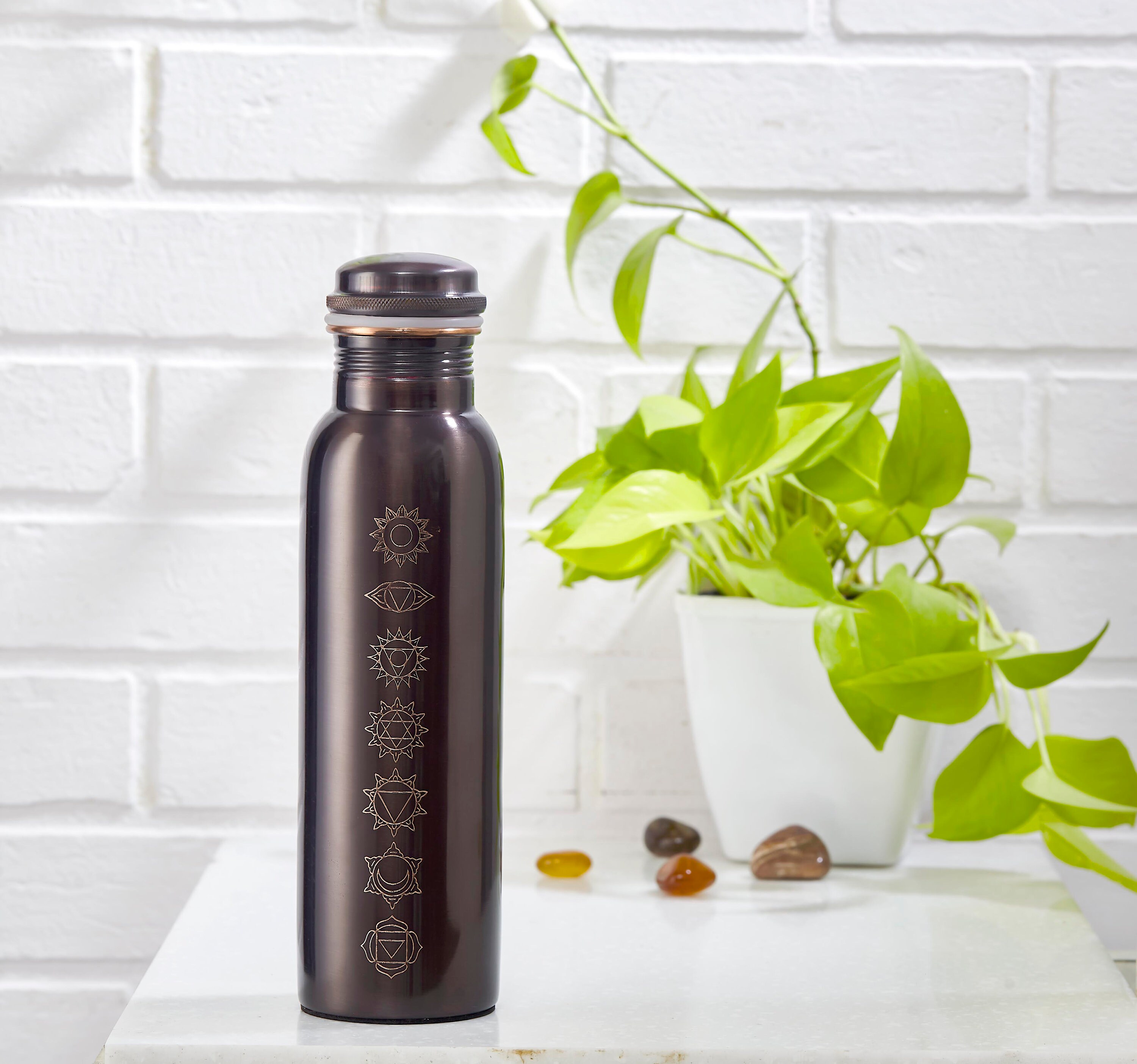 Bottiglia di rame 7 chakra, pura al 100% con vetro chakra del cuore/bottiglia d'acqua/1000 ml/esercizio/meditazione/palestra/yoga dall'India (due sottobicchieri in legno gratuiti) (matt