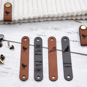 Etiquetas de crochê 3 x 0,5 polegadas, etiquetas personalizadas para tricô e crochê, etiquetas de couro sintético para itens artesanais, etiquetas de couro sintético com rebites Chicago