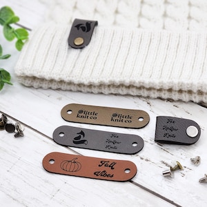 Etiquetas de crochê de 2 x 0,75 polegadas, etiquetas personalizadas para tricô e crochê, etiquetas de couro sintético para itens artesanais, etiquetas de couro sintético com rebites Chicago