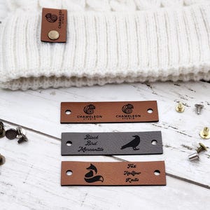Etiquetas de crochê de 2 x 0,75 polegadas, etiquetas personalizadas para tricô e crochê, etiquetas de couro sintético para itens artesanais, etiquetas de couro sintético com rebites Chicago