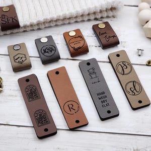Etiquetas de crochê 3 x 0,85 polegadas, etiquetas personalizadas para tricô e crochê, etiquetas de couro sintético para itens artesanais, etiquetas de couro sintético com rebites Chicago