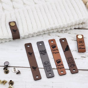Etiquetas de crochê 3 x 0,5 polegadas, etiquetas personalizadas para tricô e crochê, etiquetas de couro sintético para itens artesanais, etiquetas de couro sintético com rebites Chicago