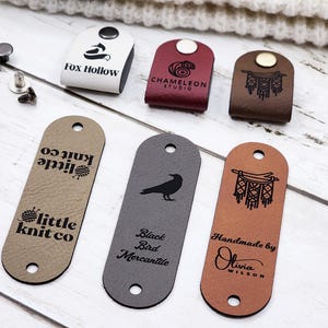 Etiquetas de crochê 3 x 0,95 polegadas, etiquetas personalizadas para tricô e crochê, etiquetas de couro sintético para itens artesanais, etiquetas de couro sintético com rebites Chicago