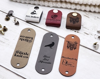 Etiquetas de crochet de 3 x 0,95 pulgadas, etiquetas personalizadas para prendas de punto y crochet, etiquetas de piel sintética para artículos hechos a mano, etiquetas de polipiel con remaches CHICAGO