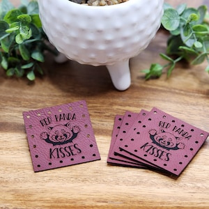 Etiquetas personalizadas de couro sintético | Patch de couro personalizado COSTURADO 2&quot; x 2&quot; | Etiquetas de couro personalizadas para itens artesanais | Etiquetas de gorro de tricô e crochê
