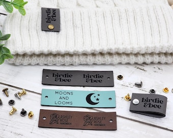 Leren labels ovaal 3 cm met eigen tekst, type A - Wolcafé is de winkel voor haken, breien, amigurumi, workshops en meer