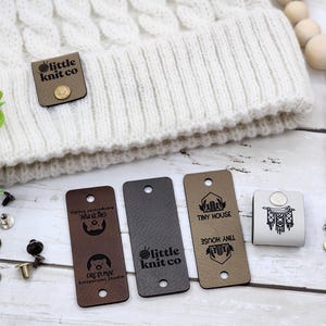 Etiquetas de crochê de 2,5 x 1 polegada, etiquetas personalizadas para tricô e crochê, etiquetas de couro sintético para itens artesanais, etiquetas de couro sintético com rebites Chicago