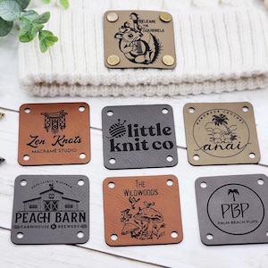 Etiquetas personalizadas quadradas de 2" para malhas e crochê, etiquetas de couro sintético para itens artesanais, etiquetas de couro com rebites CHICAGO, presentes para tricotadores