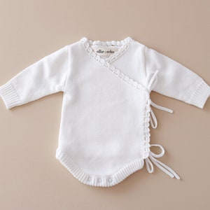 Heirloom bomullsstickad babysparkdräkt: Crossover-outfit för nyfödda