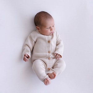 Bébés première tenue, tenue d'annonce tricotée