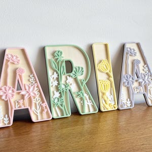 Placa de nome de flores silvestres para berçário de meninas boho, letras de flores de madeira com detalhes em acrílico 3D, display de parede para berçário ou placa de nome de porta infantil