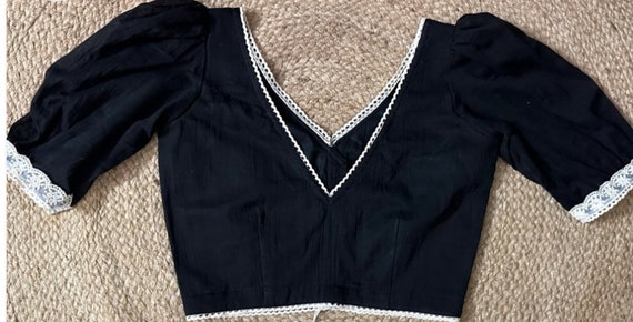 Blusa preta de renda com decote em V, blusa de grife, blusa com