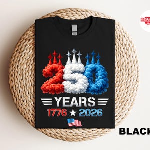 Puede incluir: Camiseta negra con un dise&ntilde;o gr&aacute;fico que celebra 250 a&ntilde;os. El dise&ntilde;o presenta el n&uacute;mero "250" en rojo, blanco y azul, con el texto "YEARS 1776 2026" y una peque&ntilde;a bandera americana. La palabra "BLACK" est&aacute; en la parte inferior.