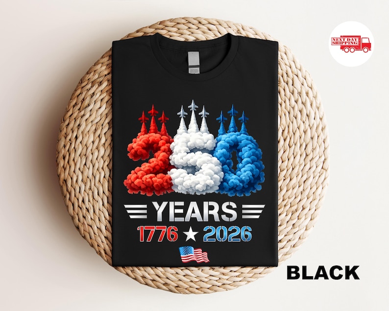 Puede incluir: Camiseta negra con un dise&ntilde;o gr&aacute;fico que celebra 250 a&ntilde;os. El dise&ntilde;o presenta el n&uacute;mero "250" en rojo, blanco y azul, con el texto "YEARS 1776 2026" y una peque&ntilde;a bandera americana. La palabra "BLACK" est&aacute; en la parte inferior.