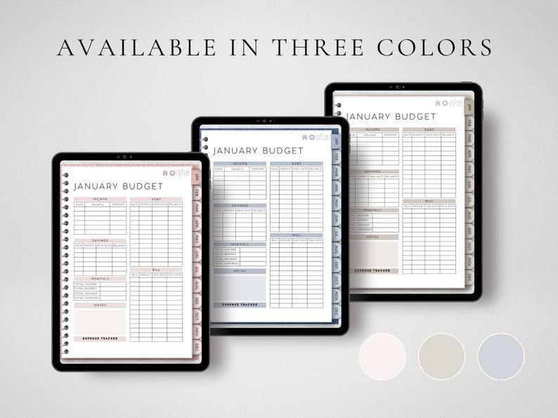 Op de afbeelding: Drie digitale tablets met een januari budgetplanner sjabloon met tabbladen voor elke maand. De planner bevat secties voor inkomen, schulden, spaargeld, rekeningen en notities. De tekst AVAILABLE IN THREE COLORS staat boven de tablets.