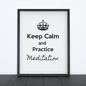 Puede incluir: Impresión enmarcada en blanco y negro con una corona y el texto "Keep Calm and Practice Meditation".