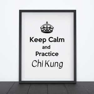 以下が含まれることがあります： 王冠と「Keep Calm and Practice Chi Kung」というテキストが書かれた白黒の額縁入りポスターです。