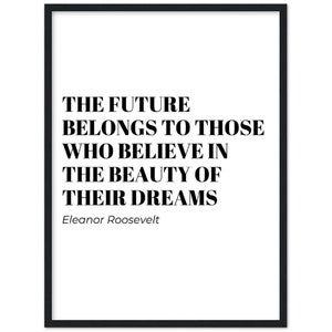 Puede incluir: Impresión tipográfica en blanco y negro con la cita "El futuro pertenece a aquellos que creen en la belleza de sus sueños." de Eleanor Roosevelt.
