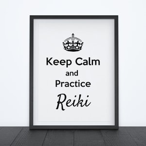 以下が含まれることがあります： 黒いフレームに入ったプリントで、黒い王冠のイラストの下に「Keep Calm and Practice Reiki」というテキストが黒で書かれています。 プリントは白い壁と暗い木製の表面に置かれています。