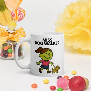 Miss hondenuitlater, leuk persoonlijk hondenuitlatercadeau, mevrouw Dog Walker-mok, schattige hondenmok cartoon, cadeau voor hondenliefhebbers of hondenuitlaters