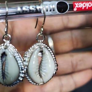 Pendientes colgantes de concha de cauri en plata de ley: estilo bohemio chic