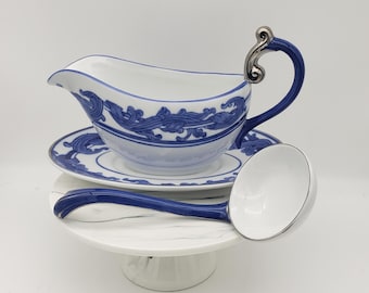 Salsera de cerámica estilo chinoiserie de Bombay Co. con detalles en plata y plato.