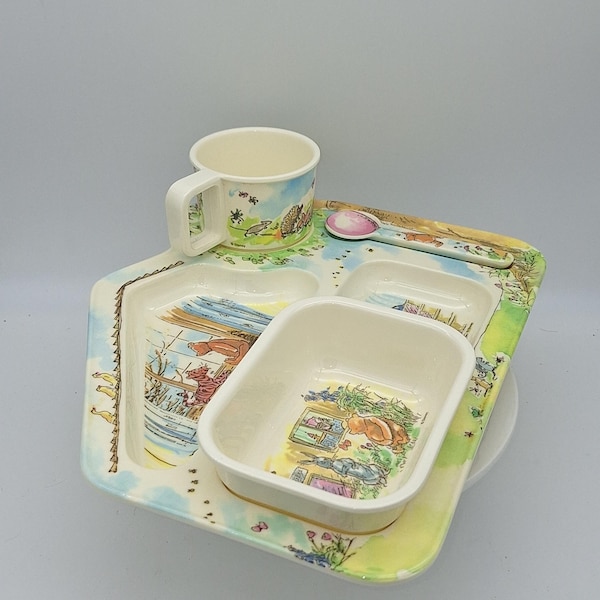 Vintage Winnie the Pooh Melamine Feeding Set, 4 Piece Child Dinnerware Set House Tray Bowl Mug Spoon, 1980s Classic Pooh Nursery Decor