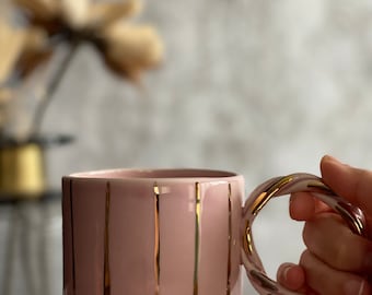 Gold gestreifte behandelt Rosa Keramiktasse