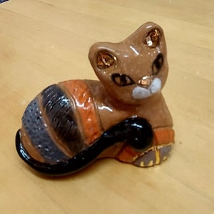 mini katzenfigur, handgemachte keramik katze,, keramik katzendekor, keramik tierfigur, katzenliebhaber geschenk, keramik katzenstatue Bild 1