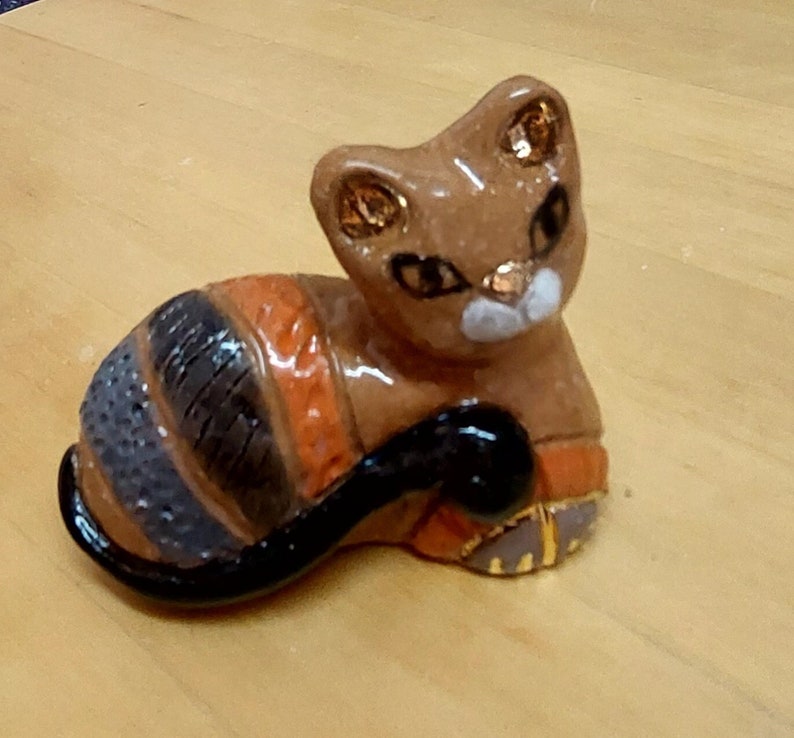 mini katzenfigur, handgemachte keramik katze,, keramik katzendekor, keramik tierfigur, katzenliebhaber geschenk, keramik katzenstatue Bild 1