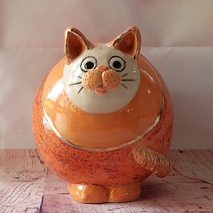 Keramikkatzenskulptur, orange Katzenkugelskulptur, Keramikkatzendekor, Keramik, Tierskulptur, Geschenk für Katzenliebhaber, Keramikkatzenstatue.